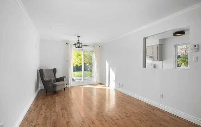Townhouse close to Lakeshore hospital and public transportation